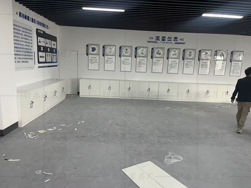 文件柜、落地矮柜、展示柜、重慶軒樂(lè)康家具廠(chǎng)專(zhuān)業(yè)生產(chǎn)定制各種辦公家具，做工精細(xì)、價(jià)格實(shí)惠公道、質(zhì)保五年、售后無(wú)憂(yōu)！